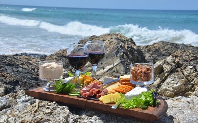 vin et plateau de fromage en bord de mer