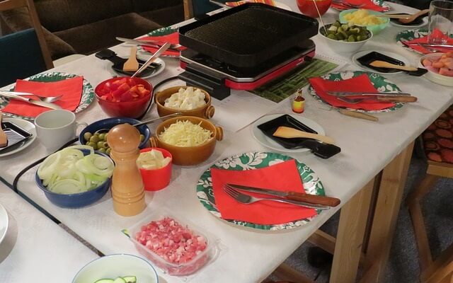 appareil à raclette sur une table